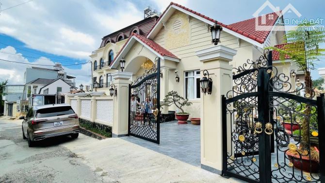 Villa mặt tiền Trịnh Hoài Đức , phường 11, Đà Lạt