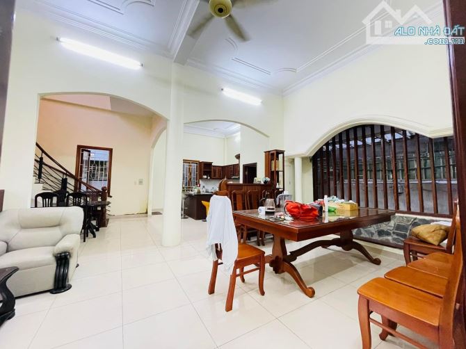 Biệt Thự Mặt Tiền gần Đường Lê Văn Việt, Dt 342m2, Ngang 8m, Nở hậu 16m, Chỉ 25 tỷ