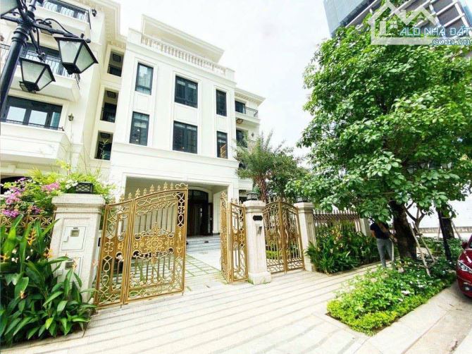 Siêu phẩm biệt thự The Victoria Vinhomes Golden River. DT 225m². Hầm + 3 tầng - Giá 295 tỷ