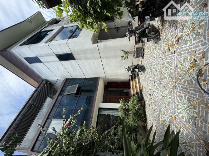BIỆT THỰ SÂN VƯỜN - 195M 3T MT 10M - GIÁ CỰC TỐT CHỦ CẦN BÁN GẤP - DÂN VĂN MINH