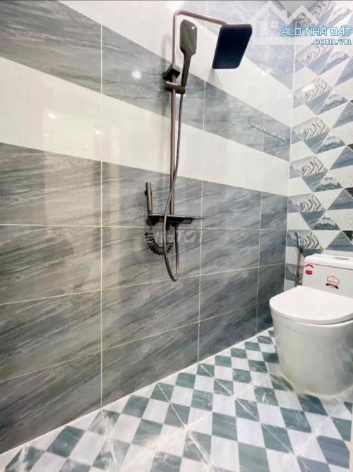 QUẬN 4 NHÀ ĐẸP 3 TẤM NẰM NGAY VỊ TRÍ KHU 20 THƯỚC