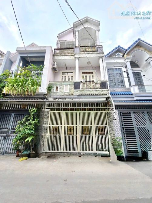 cần bán nhà mặt tiền hẻm 83 Đào tông Nguyên DT 4,5x12 m gồm 3 lầu giá 5.9 tỷ