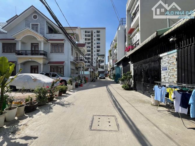 Bán Biệt thự đẹp đường 339 - Phước Long B giá 20 tỷ/204m2