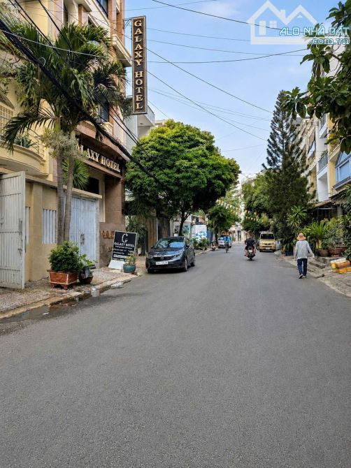 Bán Biệt Thự Sân Vườn - DT 12,8m X 21m - Góc 3 mặt tiền đường 10m thông, Nguyễn Oanh