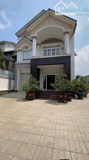 Bán biệt thự 10,66 x 97 MT cách mạng tháng 8 chỉ 12 tỷ