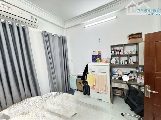 QUẬN 10 - ĐƯỜNG HỒ THỊ KỶ   - DT 4.4M - 14M - 3 LẦU - 3 PN.  HẺM XE HƠI THÔNG  - NHỈNH 6Tỷ