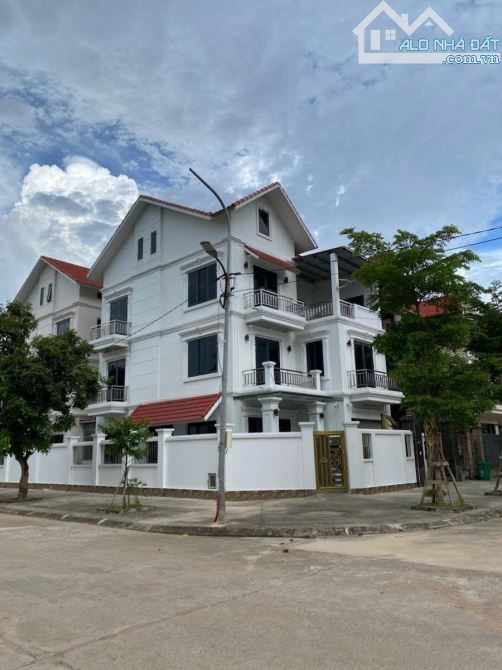 Chính chủ cần bán căn BT KĐT Quang Minh. SĐ 335m2x3T, MT 13m. 20,5 tỷ.