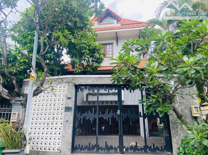 Biệt thự góc 2 mặt tiền Nguyễn Văn Hưởng, DT lớn 510m2, 3 tầng, giá chỉ 125 tỷ TL