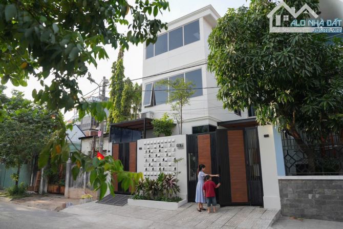 BIỆT THỰ KHU BỘ CÔNG AN QUẬN - DT 9X17.5M ,3 LẦU, NHÀ ĐẸP ĐÔNG NAM - 16,9 TỶ SHR