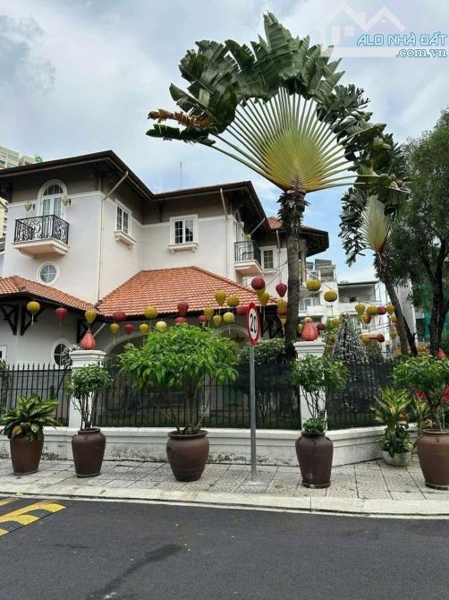 Bán biệt thự đường Tú Xương, Quận 3, dt: 15x16m 2 tầng sân vườn 72 tỷ thương lượng.