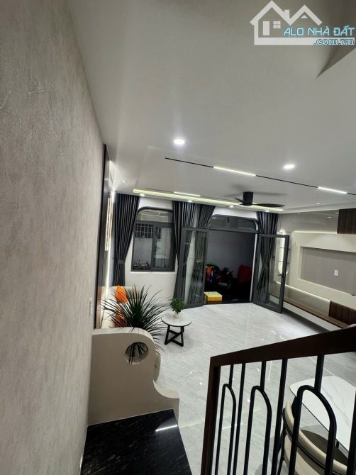 Nhà mới 100% liền kề Phú Mỹ Hưng; ngang 5m vuông vức; nội thất cao cấp; hẻm 3m ba gác vivu