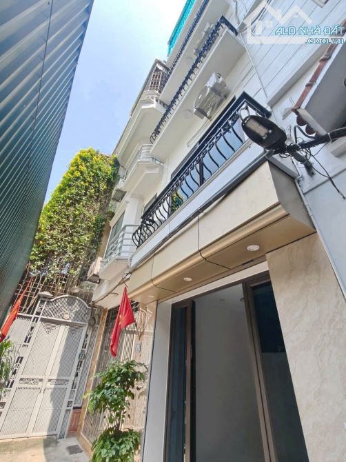 Nhà đẹp 5 tầng thang máy full nội thất xây kỹ mặt ngõ Hoàng Văn Thái, 38m2. Giá 10.9 tỷ