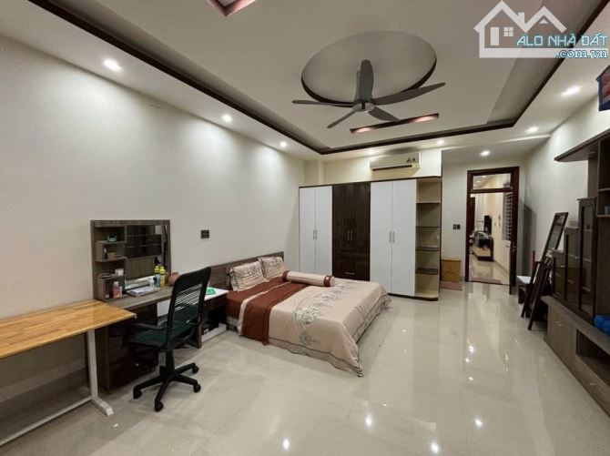 - Bán nhà 4 tầng, 4 mê đường Tố Hữu- Dòng tiền 20 triệu/tháng. Dt 83m2 - Gía 11.5 Tỷ TL