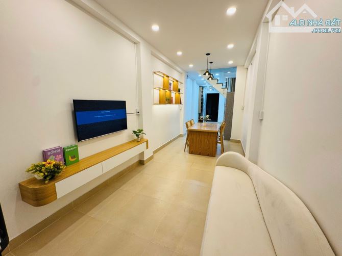 NHÀ MỚI, 2MT HẺM XE HƠI BA THÁNG HAI, 40M2, FULL NỘI THẤT, KHU VIP TRUNG TÂM, 5.95 TỶ