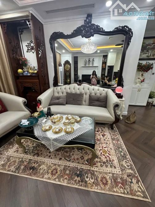BÁN CHUNG CƯ ROYAL CITY NGUYỄN TRÃI - 145M² - 3 NGỦ - VIEW BỂ BƠI - 21,5 TỶ.