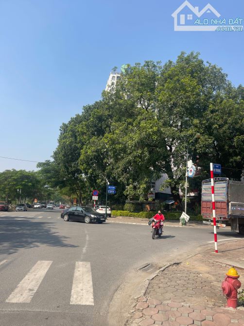 Bán tòa nhà dịch vụ thương mại 3.148m² Long Biên, HN - 3 mặt tiền - 6 tầng 1 hầm