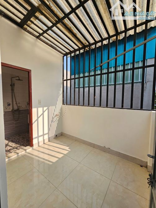 Bán nhà Hoàn Công 1 trệt 2 lầu KDC Phú Hồng Thịnh 8 gần Ngã Tư Miếu Ông Cù, tp Thuận An