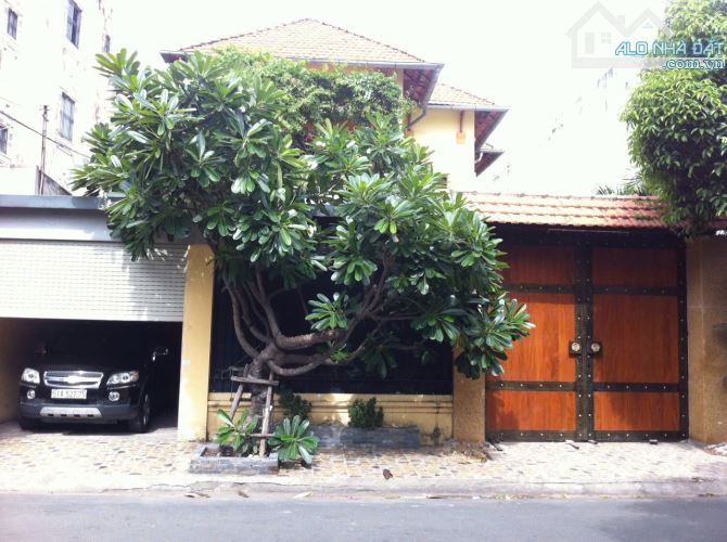 Biệt thự cổ MT Ngô Bệ, 12x29m, 3 tầng, đang cho thuê 100tr/tháng, giá 58 tỷ TL
