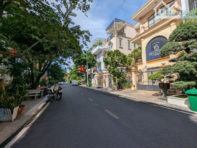 BIỆT THỰ GÓC 2 MẶT TIỀN NGUYỄN TRỌNG TUYỂN – NGANG 8M – THANG MÁY