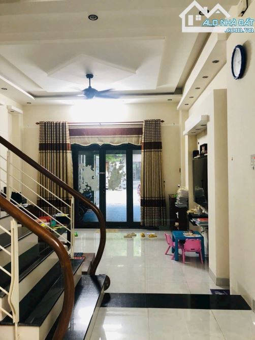 - Bán nhà 2 tầng đường Trần Đình Long - Đối Lưng Thăng Long. DT 100M2 - Giá 6.3 TỷTL