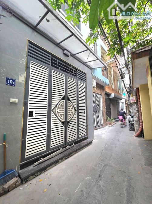 Ngõ thông rộng 50m ra oto tránh ngõ 79 Dương Quảng Hàm, full nội thất đẹp 32m2 Giá 9.8 tỷ