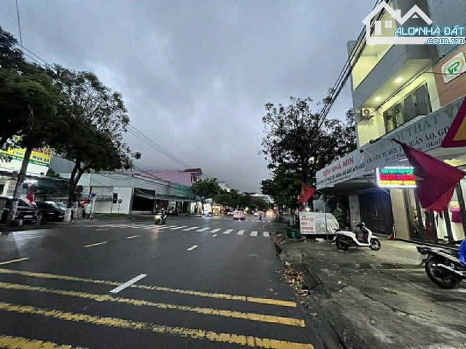 - Bán nhà 4 tầng đường Phạm Hùng, gần Cầu Cẩm Lệ, DT 100M2 - Giá 9.8 tỷ TL