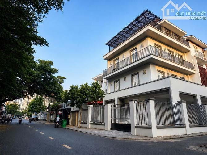 Siêu Phẩm Biệt Thự Góc 2MT Thái Ly Thảo Điền – Dòng Tiền 2.4 Tỷ/Năm - Giảm còn 55 Tỷ