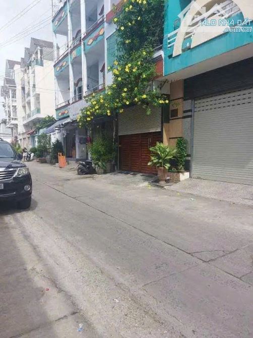 Bán CHDV 4 lầu hẻm 1 sẹc 310 Dương Quảng Hàm ngang 4.5m 86m2 9PN khoán 30tr chỉ 11.5 tỷ.