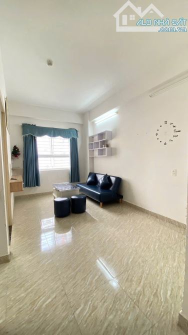 Bán Căn Góc 2 ngủ 1 vs Hoàng Quân Phòng khách có view thấy biển Nha Trang.