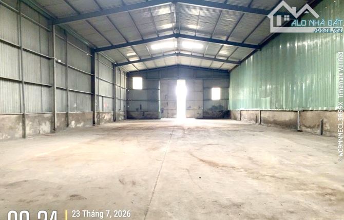 XƯỞNG MẶT TIỀN NHỰA - DT 800M - NGANG 12M - CÓ ĐIỆN 3 PHA - XE TẢI RA VÀO - NHÀ XƯỞNG KIÊN