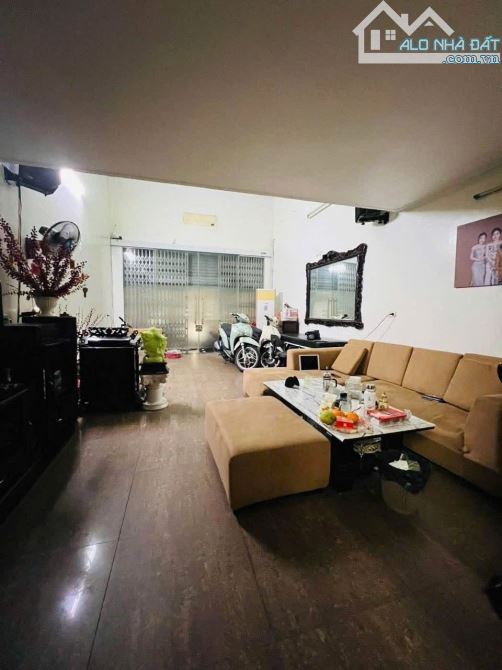 Bán nhà 54m2 xây 2 tầng kinh doanh tốt ngay chợ Hoà Bình, Thượng Lý, Giá 4,5 tỷ