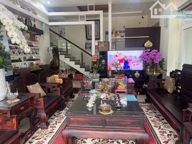 Bán biệt thự 3,5 tầng đường Hai Bà Trưng DT 192m, MT12m, Hướng ĐN, Giá 45 tỷ