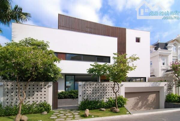 Bán biệt thự vip đường Xuân Thủy 18x18m 3 tầng đang cho nhà hàng thuê 150tr/th giá 59Tỷ