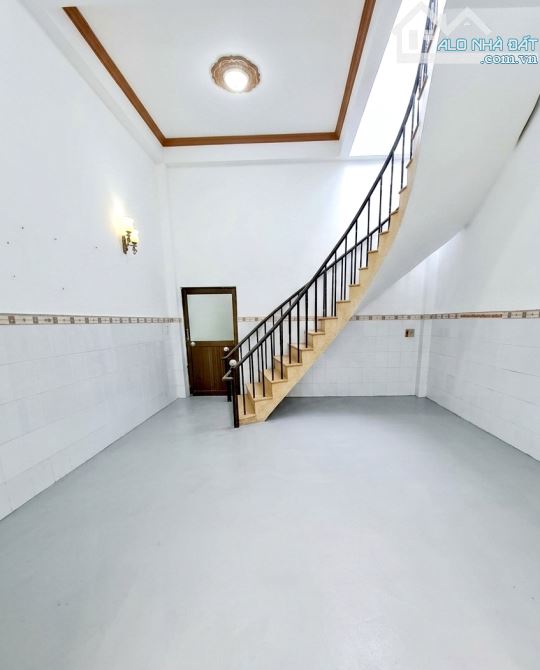 Nhỉnh 6tỷ CHDV gần BX Miền Tây 10 PHÒNG CHO THUÊ ,DT 100M² – HẺM 8M (KK2607).
