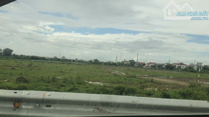 Cty cần bán 7300 m2 đất sxkd Khoái Châu, trục đường 379, chỉ 3 tr/m2