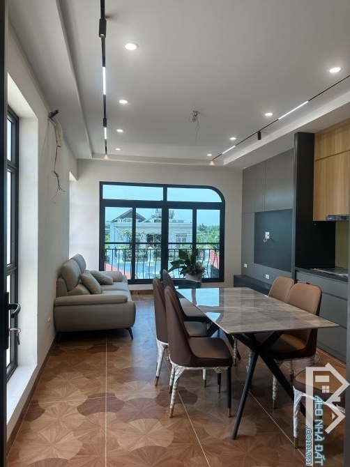 Chị Hoa cần bán gấp căn nhà Việt Hưng 50m2 giá 9,4 tỷ lô góc, ô tô đỗ cửa