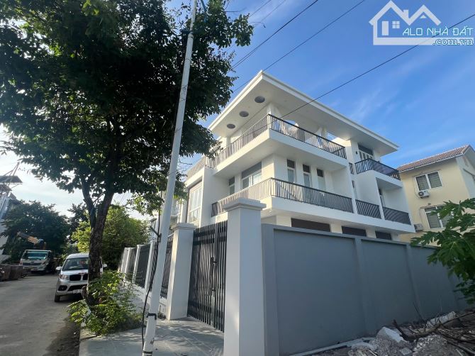 Biệt Thự 3 Tầng Thang Máy x 300m Khu Mê Linh. Giá 16 tỷ
