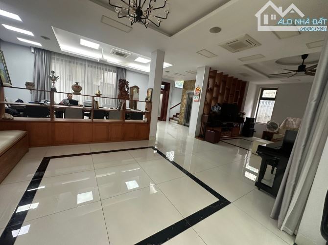 Biệt thự Linh Đàm, BT68, 245m2, thang máy, logoc, vườn treo, vỉa hè cây xanh.