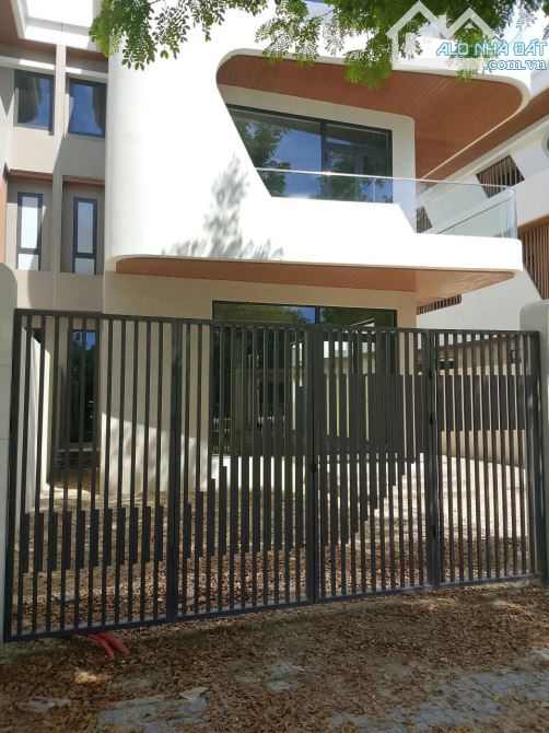 Bán căn biệt thự mặt tiền Thăng Long 300m2 12x25m xây 3 tầng hoàn thiện mặt ngoài