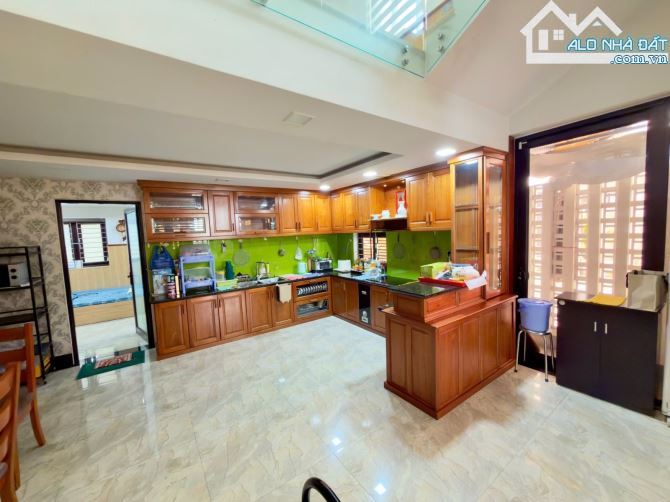 - Bán biệt thự 3 tầng góc 2 mặt tiền đường ( 7m5) Trần Can , DT 140m2 - Giá 14,5 Tỷ