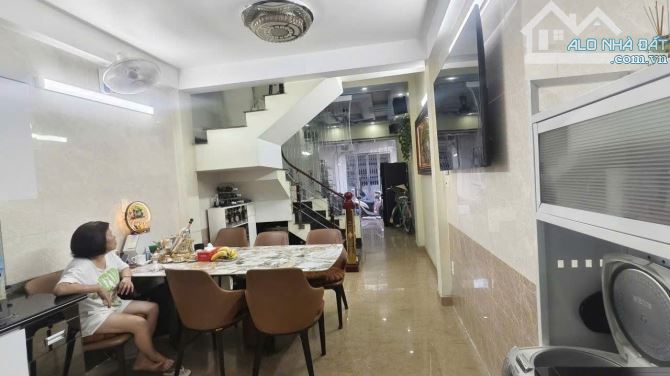 Bán nhà 40m2 xây 4 tầng ngõ 5m oto đỗ cửa nhà trong Trại Chuối, Hồng Bàng – Giá 3,15 tỷ