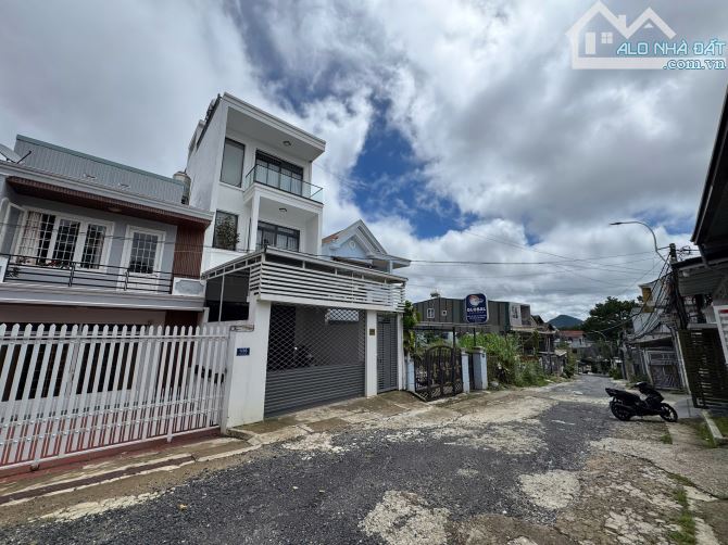 CẤN BÁN NHANH NHÀ PHỐ GẦN NGÃ 5 ĐẠI HỌC ĐÀ LẠT