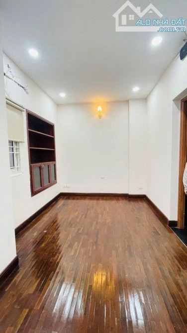 QUẬN 5 HXH TRẦN HƯNG ĐẠO NGANG 5M 4 TẦNG 6PN - Giá bán: 15,8 tỷ.