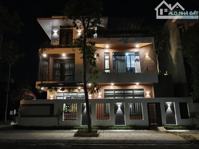 *Bán Biệt thự 3 Tầng, view sông, Khu đảo nổi, dt 370m2, giá 28 Tỷ