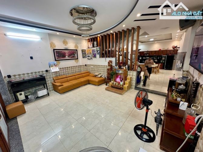 - Bán nhà 3 tầng 2 mt đường Nguyễn Công Hoan, Hòa An, Cẩm Lệ. DT 60M2 – Giá 5.9 TỶTL