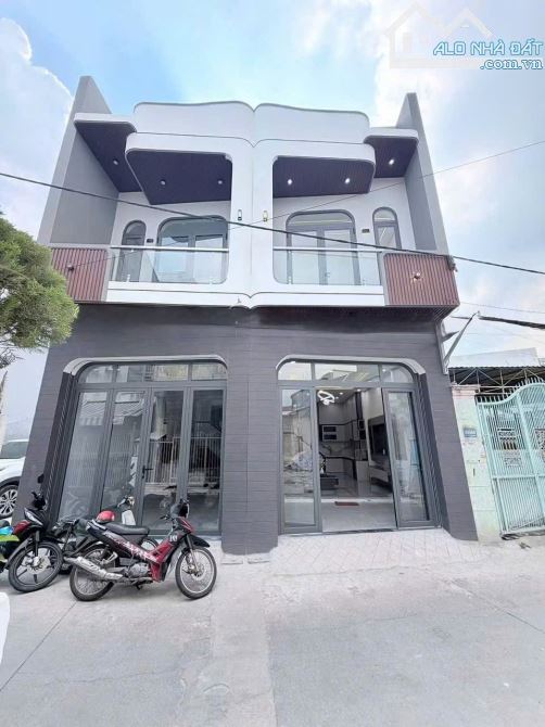 Bán căn nhà lầu gần chợ Thạnh Phú, chỉ 1 sẹc đường hương lộ 15 đang mở rộng 32m