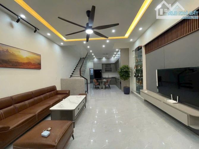 Bán biệt thự 3 tầng 2 mặt tiền đường Nguyễn Súy - Gần công viên,Diện tích:127m2 Giá: 15.5