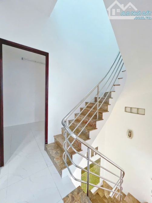 VỠ NHỢ BÁN GẤP NHÀ HẺM 62 LÂM VĂN BỀN Q7 GIÁ 1 TỶ 650 SHR Ở LIỀN