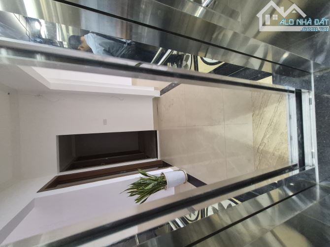 BÁN GẤP TÒA VĂN PHÒNG MỚI ĐẸP – NGÃ TƯ KIM GIANG – NGHIÊM XUÂN YÊN – 120M² – MT GẦN 8M – T