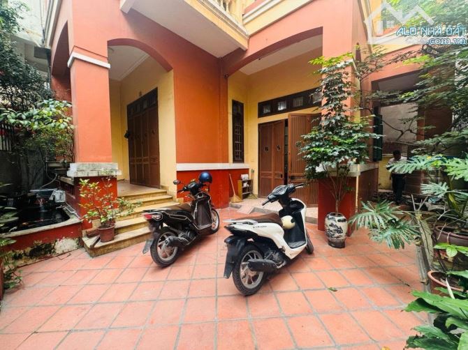 Biệt Thự Lạc Long Quân 120m2, 4 Tầng, MT 9.3m, Sân Vườn, Ô Tô, Gần Hồ Tây, 33 Tỷ